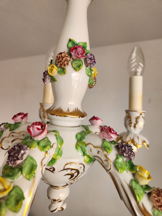 Lámpara de araña antigua de porcelana dorada, moldeada y pintada a mano por Capodimonte, estilo barroco. (photo 7 of 15)