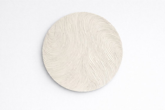 Image 1 of 3D klei wandsculptuur – rond, getextureerd, gebroken wit, minimalistische woondecoratie, luxe designkunst