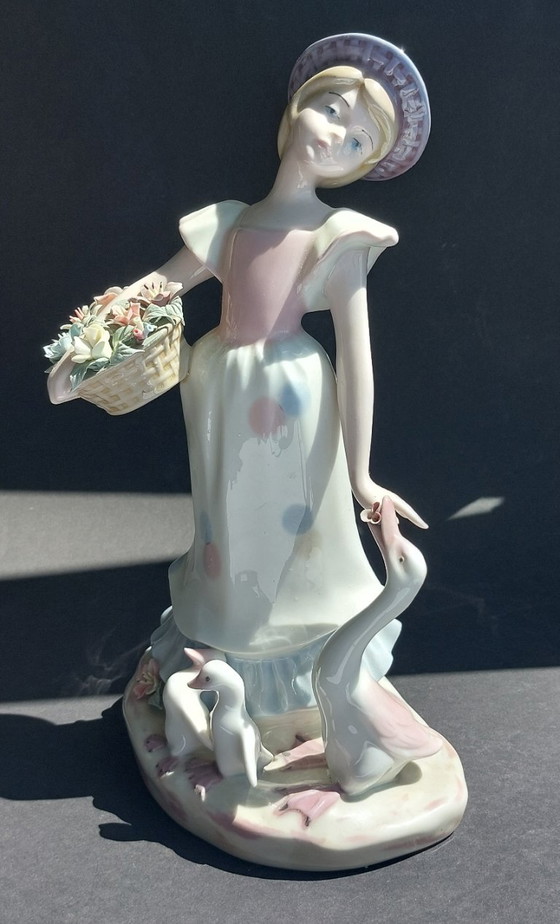 Image 1 of Figurine en porcelaine fine, Mediflor, Valence.