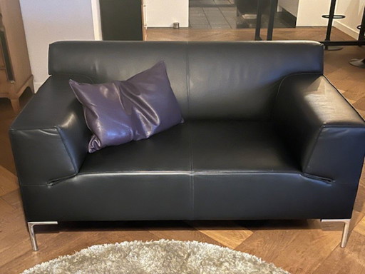 2 zits en 3,5 zits design on stock bloq banken, zwart leer met voetenbank leer paars. Zelf op te komen halen. Omgeving Gouda