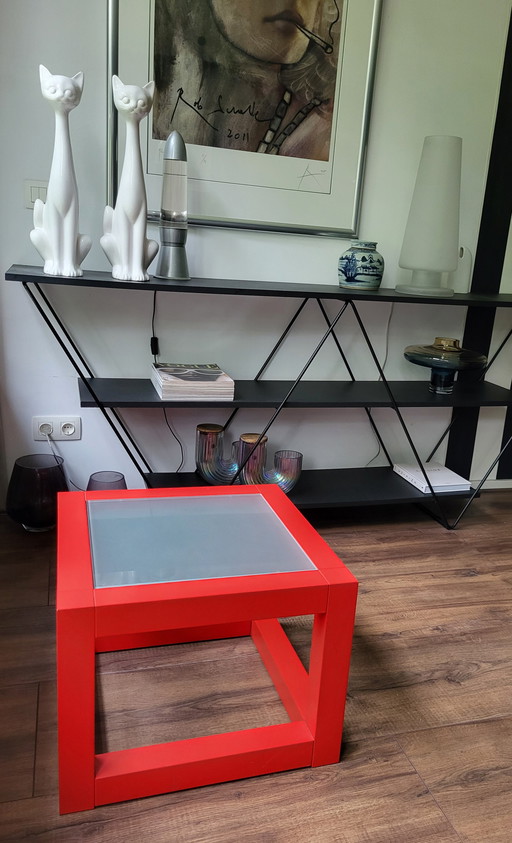 Table d'appoint cube en bois massif rouge avec plateau en verre sablé des années 1980.