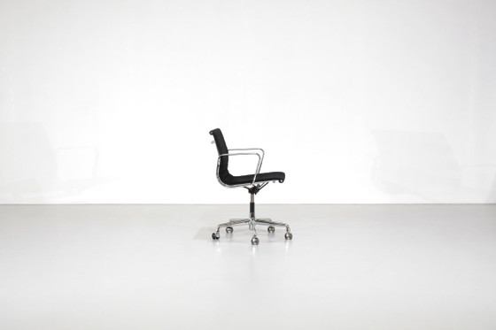 Sedia da ufficio "EA 117" di Charles Ray Eames per ICF USA, 1969. – Poltrone, Tessile (photo 2 of 18)