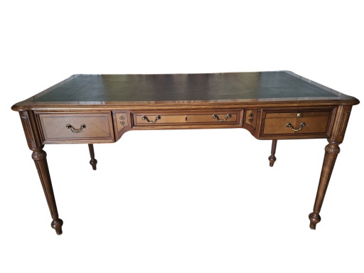 Bureau anglais classique avec incrustations de cuir, bel aspect vieilli, dimensions 155x80cm et 77cm de (photo 2 of 5)