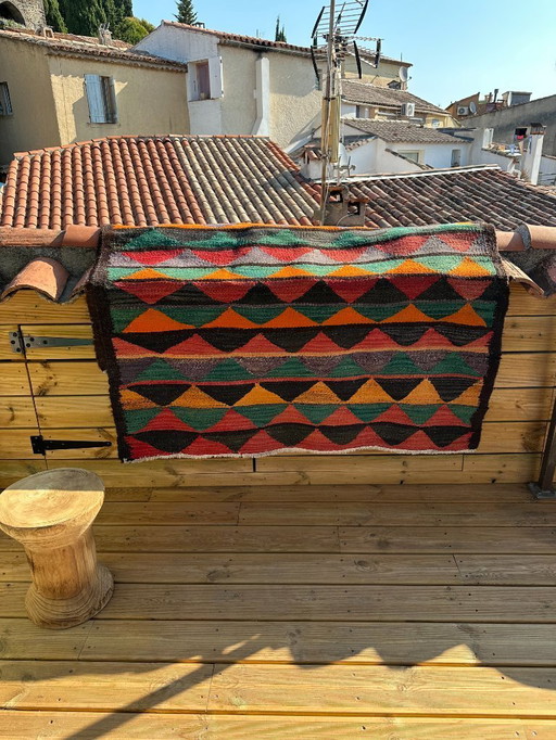 Veelkleurig handgemaakt kilim vloerkleed. Turkije, jaren 1970