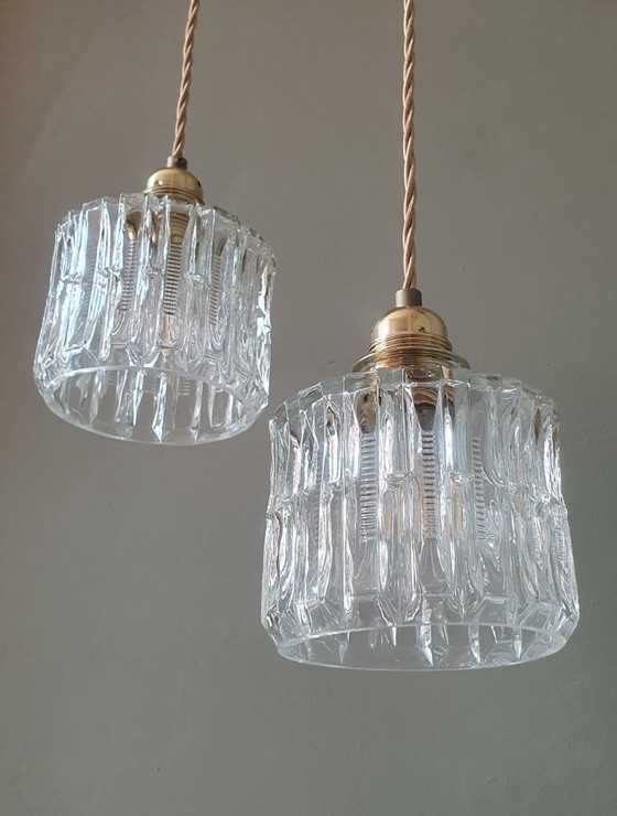 Image 1 of Ensemble de deux lampes suspendues Art Déco vintage en verre épais et texturé.