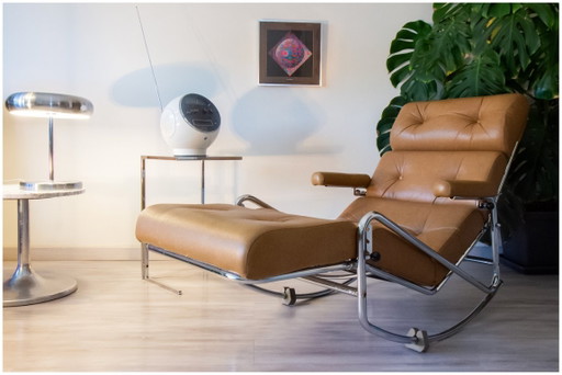 Sillón reclinable Lama estilo años 70, cromado y piel sintética, con reposapiés plegable.