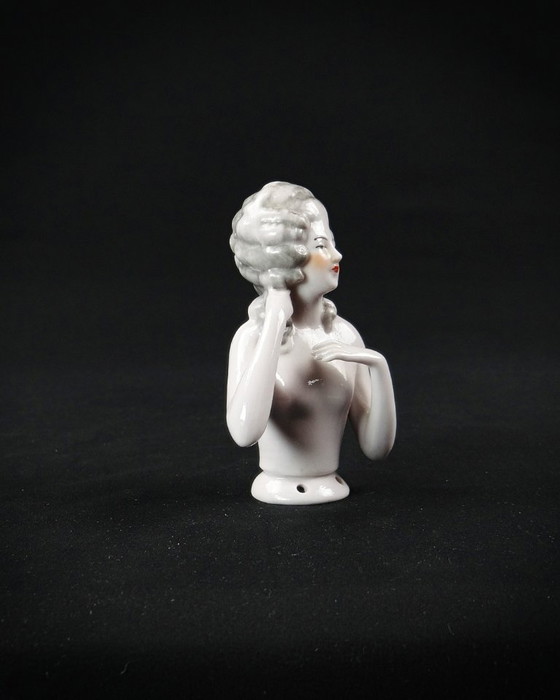 Image 1 of Media muñeca de porcelana alemana María Antonieta Siglo XX