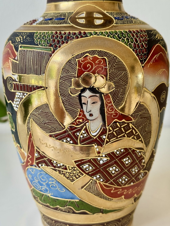 Image 1 of Vaso vintage giapponese in stile Satsuma con decorazioni geisha e oro