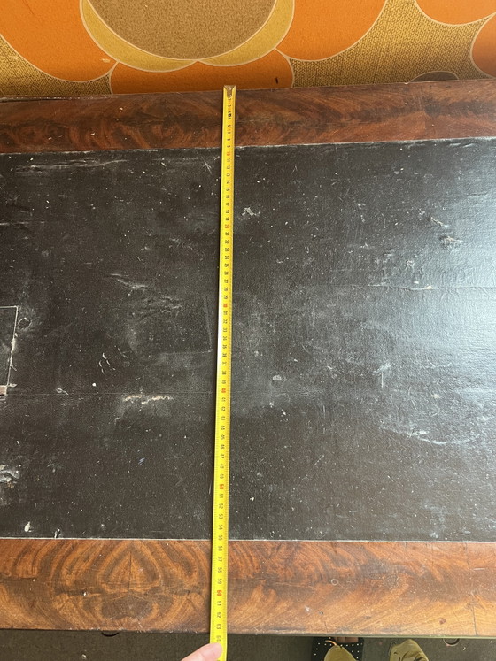 Image 1 of Scrivania antica in legno massello con cassetti e piano in pelle nera, stile XIX secolo.