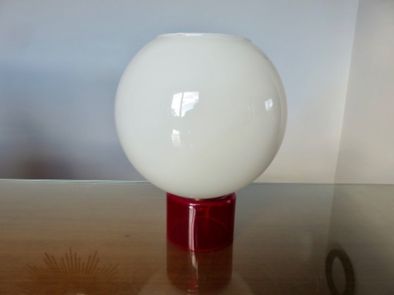 Lampada anni '70, opalina bianca e vetro traslucido rosso – Lampade da tavolo (photo 3 of 10)