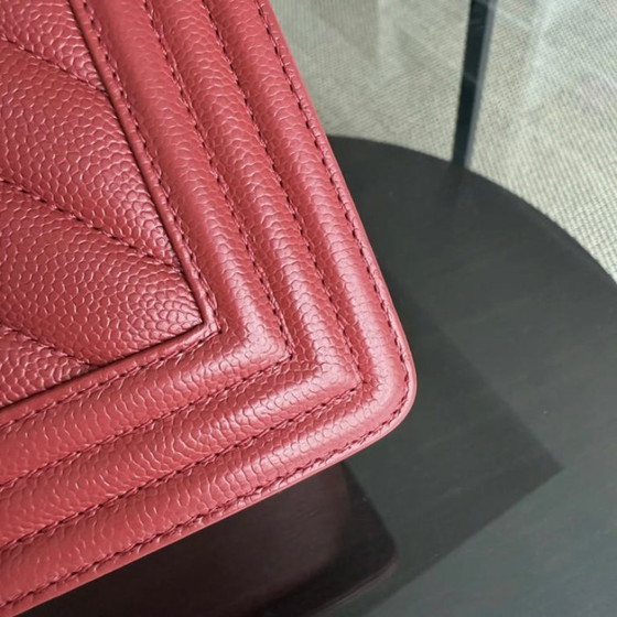 Image 1 of Chanel Boy Medium - 25CM Chevron Rood Goudkleurige Hardware Serie 25