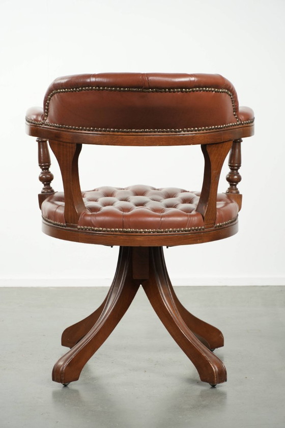 Image 1 of Rundleren draaibare Engelse stijl chesterfield bureaustoel in een mooie bruine kleur