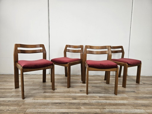 Set van vier eetkamerstoelen, bruin hout met rode textielen zittingen