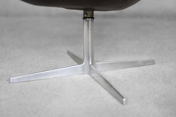 Image 1 of Mid-Century Danish Modern Brown Leather Swan Chair by Arne Jacobsen for Fritz Hansen, 1958