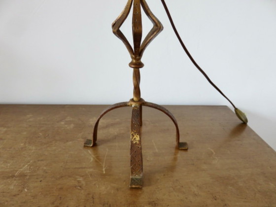 Image 1 of Grote smeedijzeren lamp met een gouden patina in de "art & crafts"-stijl.