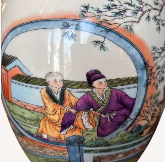 Image 1 of Vase chinois à couvercle peint à la main