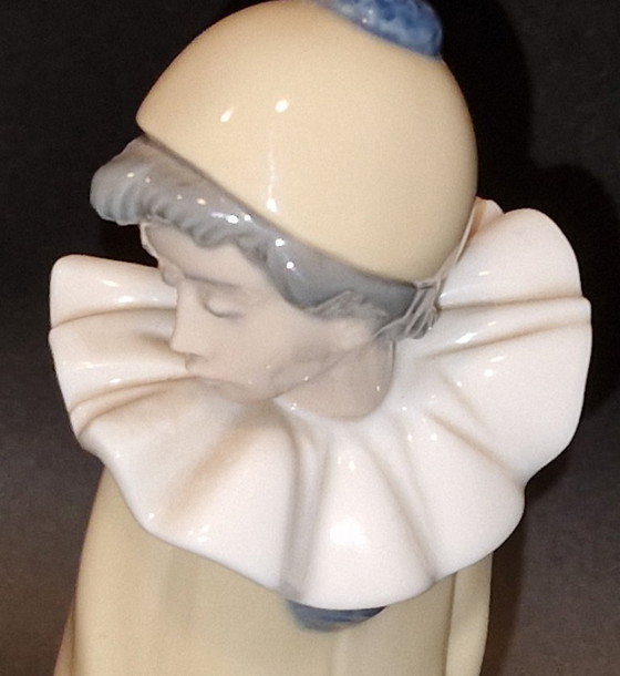 Image 1 of Figura de porcelana Lladro - Pierrot/payaso sentado con mandolina (Wandering Mistrel)