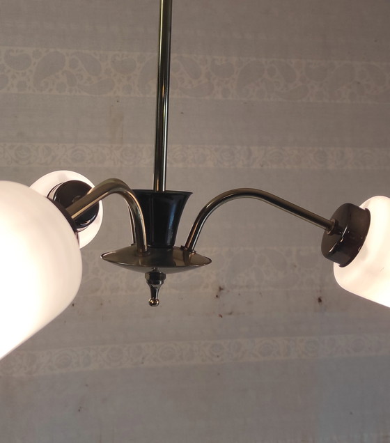 Image 1 of Dreiflammiger Messing-Kronleuchter mit Opalglasschirmen – 1950er/60er Jahre