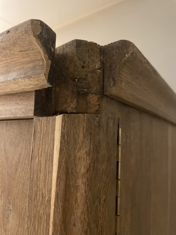 Image 1 of Armoire ancienne en bois massif nécessitant quelques réparations.