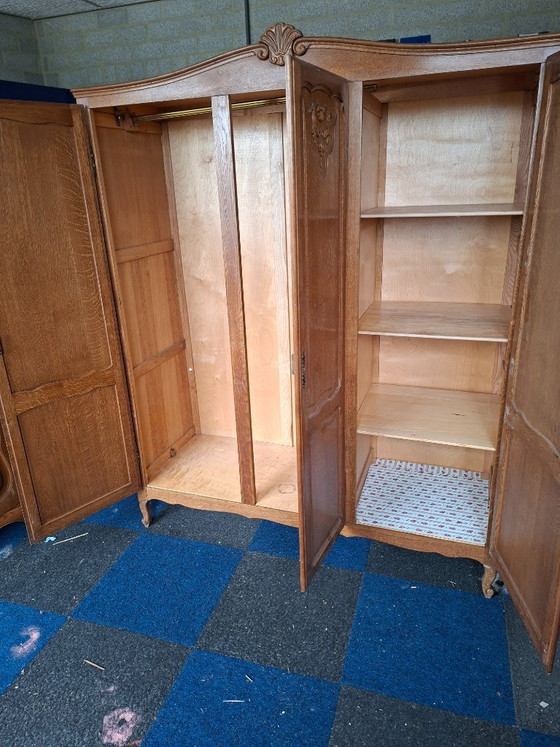 Hölzerner Kleiderschrank mit drei Türen, Kleiderschränke, Holz, Braun, Klassiek (Foto 6 von 6)