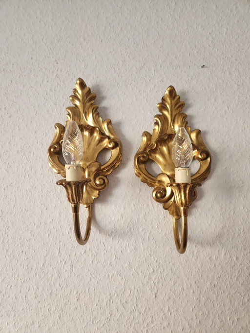 2 lampade da parete rococò neoclassiche Luigi XVI con applicazioni in legno intagliato e dorato, intagliate a mano, Francia