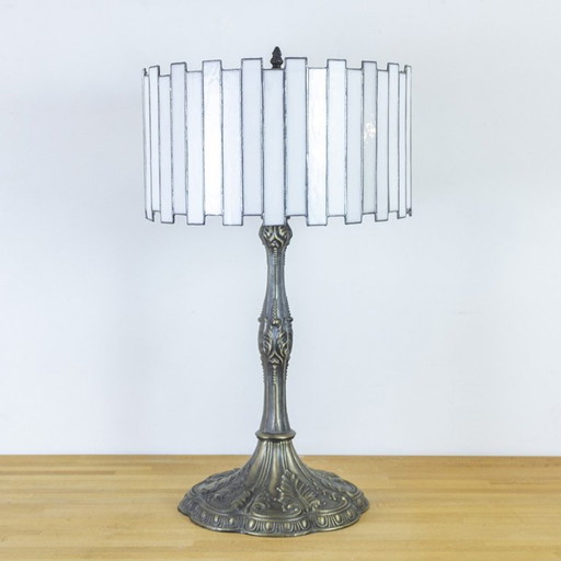 Bronzen lamp met gebrandschilderd glazen kap
