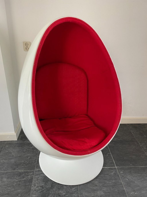 2x Egg chair with design table