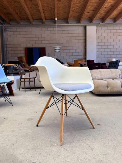 Vitra Eames DAW with attached cushion – fauteuils, Metal, Plastic