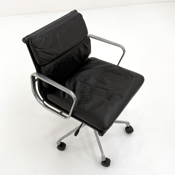 Image 1 of EA217 Chaise de bureau en cuir souple de Charles & Ray Eames pour ICF, années 1970