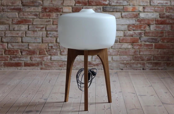 Image 1 of Lampada da terra, paralume in vetro bianco, base in legno, era spaziale, metà secolo, anni '60