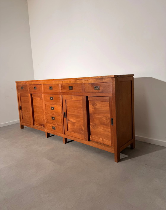 Großes Teakholz Sideboard mit Schiebetüren & Schubladen (photo 4 of 8)