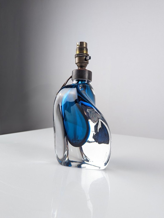 Image 1 of Orrefors Schwedische Moderne Tischlampe aus blauem Überfangglas, nummeriert, 1950er Jahre