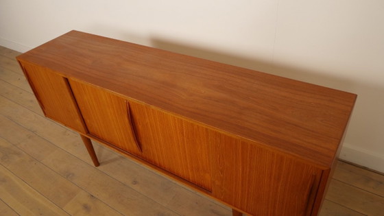 Aparador de madera con puertas correderas, Aparadores, Marrón, Mid Century Modern (foto 8 de 11)