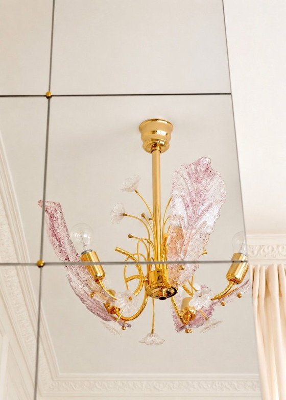 Image 1 of Lustre vintage en verre de Murano, plafonnier en verre rose à motif de feuilles et de fleurs, lustre italien en métal doré, anné