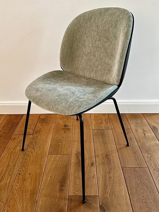 GUBI - "Sedia da pranzo Beetle", in plastica con rivestimento anteriore