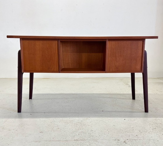 Image 1 of Dänischer Teakholz-Schreibtisch, 1960er Jahre.