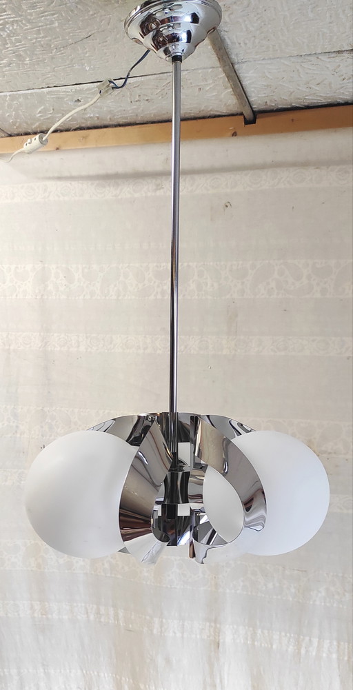 Lámpara de araña de estilo futurista en cromo y cristal opalino - década de 1970