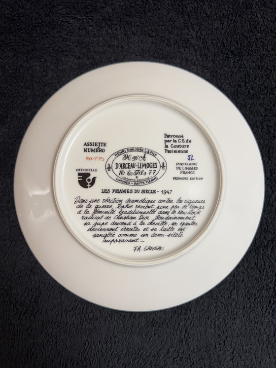 Image 1 of Raro juego completo de platos decorativos de Limoges Les Femmes du Siècle | década de 1970