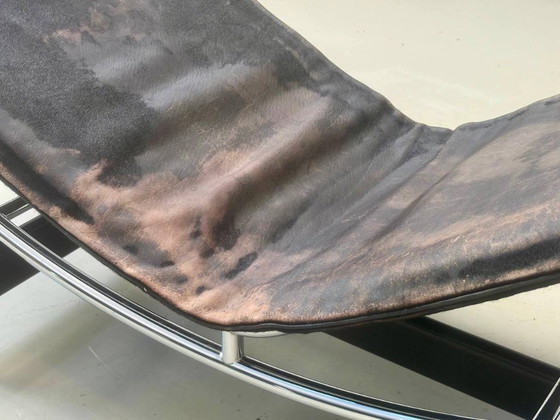 Cassina LC4 Chaises longues en Peau de Poney – Le Corbusier, Pierre Jeanneret & Charlotte Perriand – Metal (photo 24 of 26)