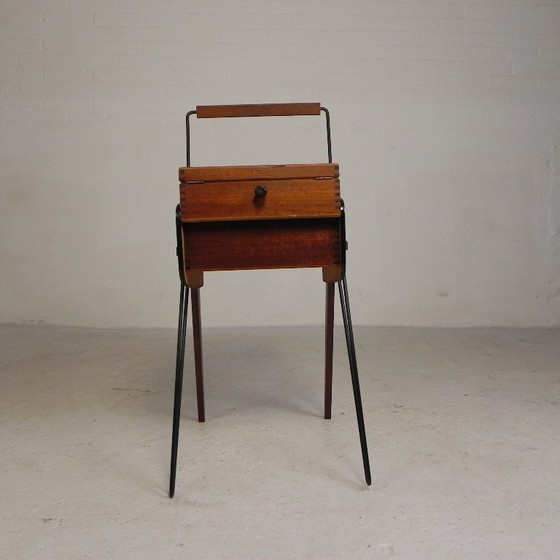 Image 1 of Coffre à couture vintage, coffre de rangement pliable à pieds inclinés, années 1950