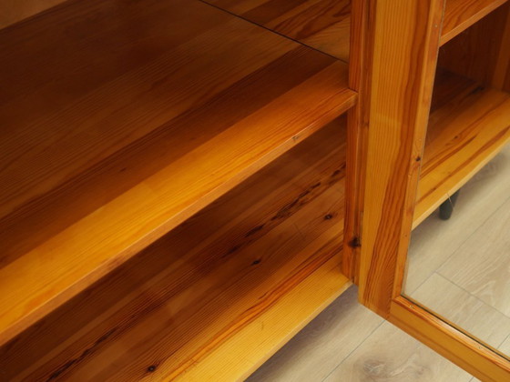 Image 1 of Vetrina in pino, design danese, anni '80, produzione: Danimarca