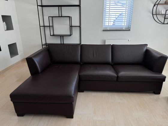 Image 1 of Banquettes en cuir, dont une avec méridienne.