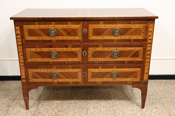 Image 1 of Cómoda antigua de nogal con incrustaciones, Italia, siglo XVIII, restaurada