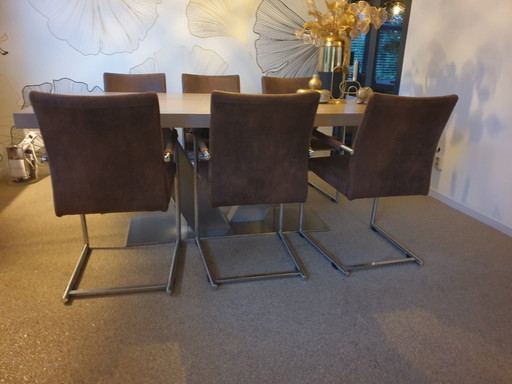 tavolo da pranzo in legno con struttura in acciaio inox