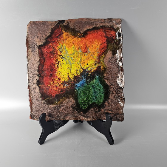 Image 1 of Targa murale antica in pietra lavica della Germania Ovest, realizzata da Vulkan Keramik / Ostara Fliesen. Colori: giallo, rosso,