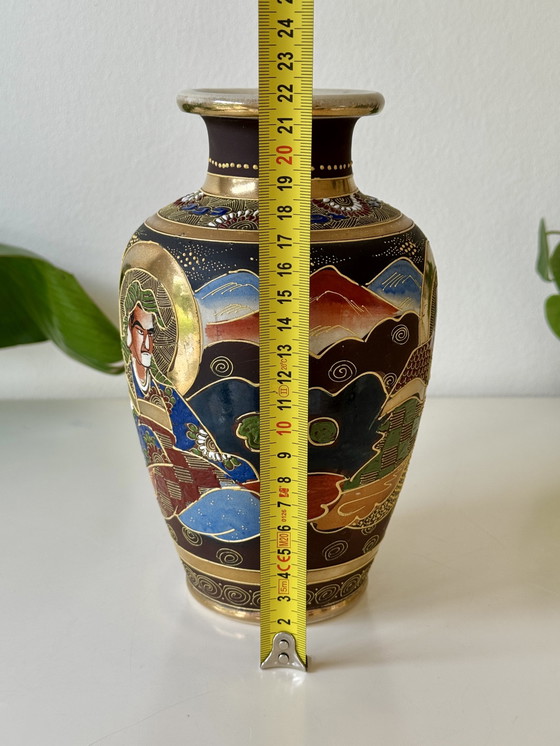 Image 1 of Vaso vintage giapponese in stile Satsuma con decorazioni geisha e oro