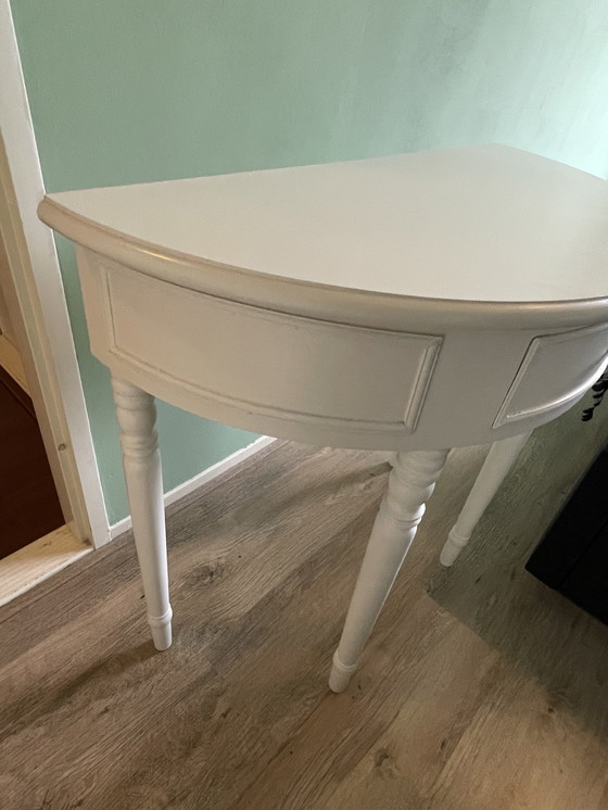 Image 1 of Twee witte halfronde kastjes