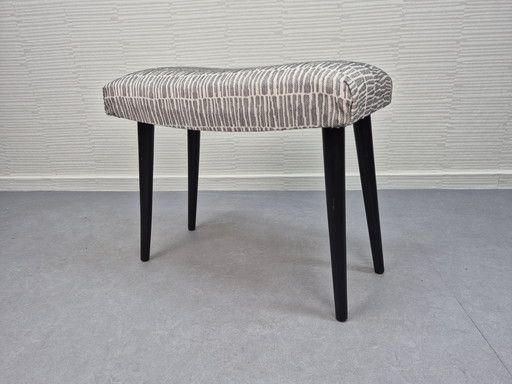 Vintage voetenbank/kruk zwarte poten. Nieuwe stoffering.