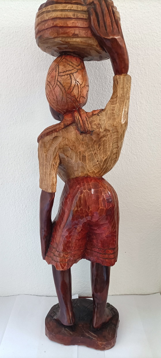 Image 1 of Statue africaine en bois sculpté d'environ 80 cm de haut