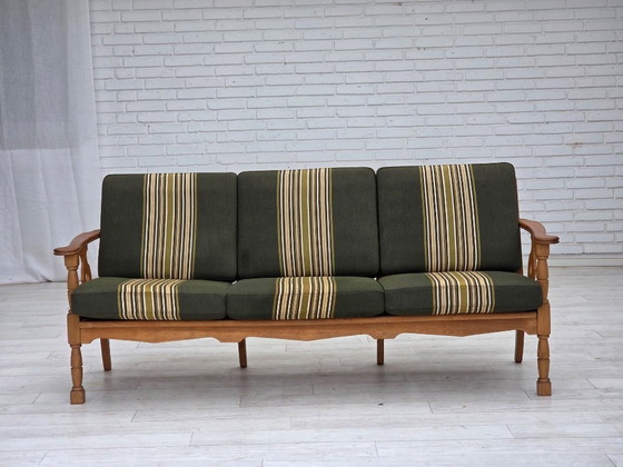Image 1 of Deense driezitsbank uit de jaren 70, bekleed met groene meubelwol en gemaakt van massief eikenhout.